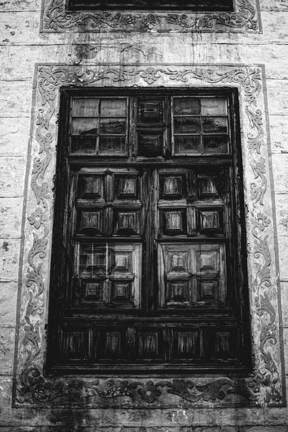 Foto en escala de grises de ventanas de madera