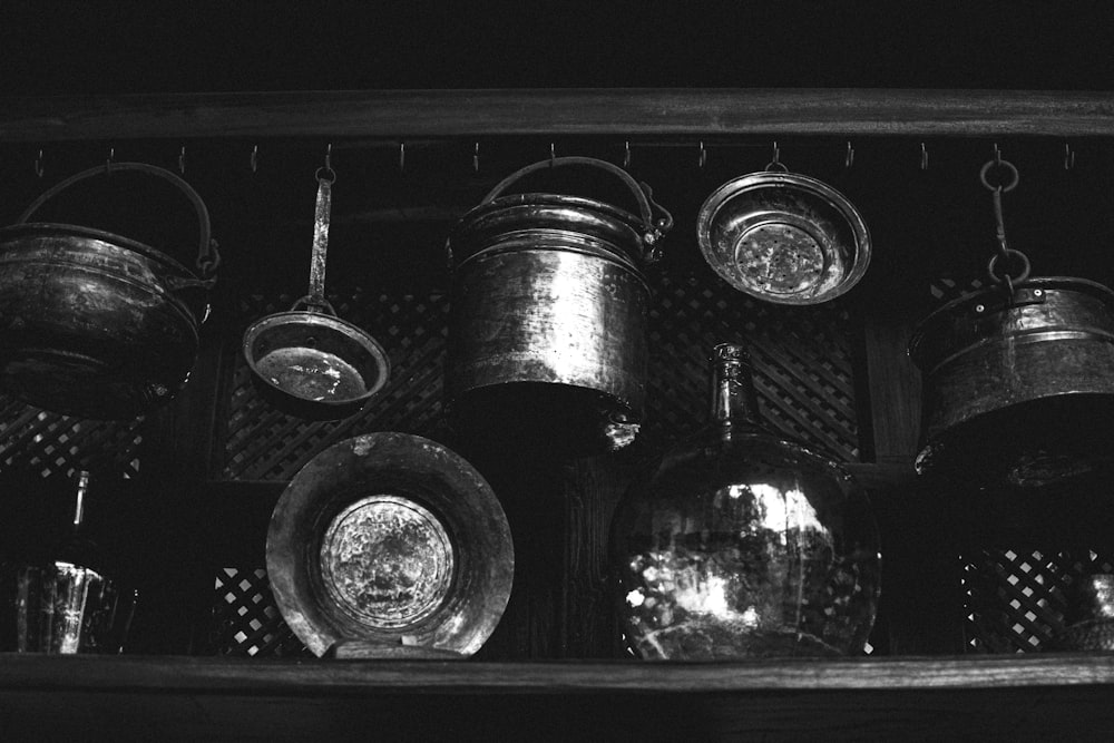Foto en escala de grises de botellas de vino en el estante