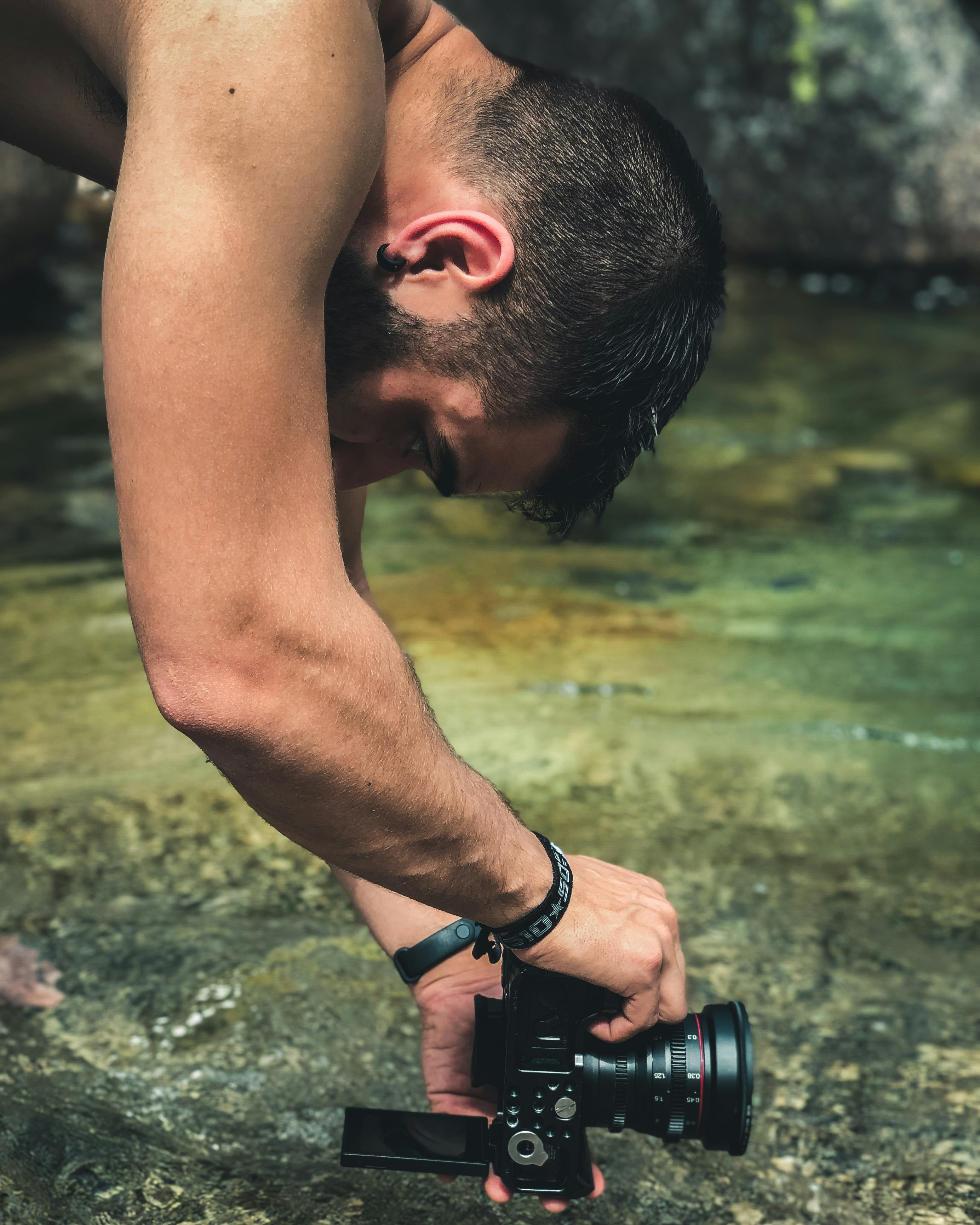 man in black t-shirt holding black dslr camera