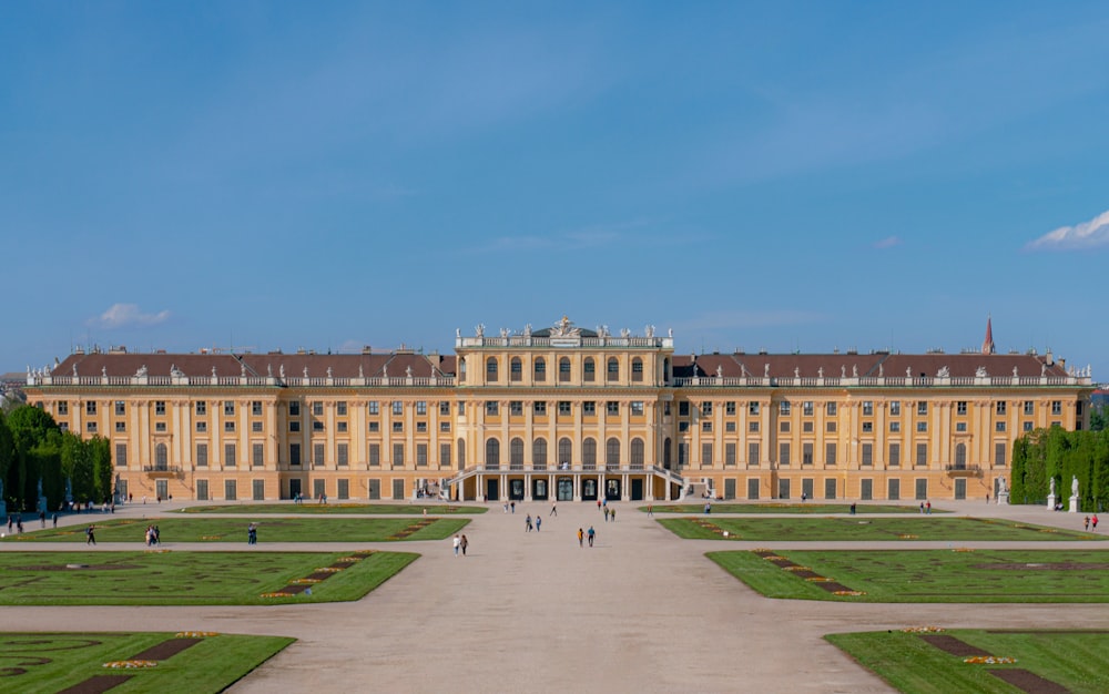 Menschen, die tagsüber im Park in der Nähe des Gebäudes spazieren gehen