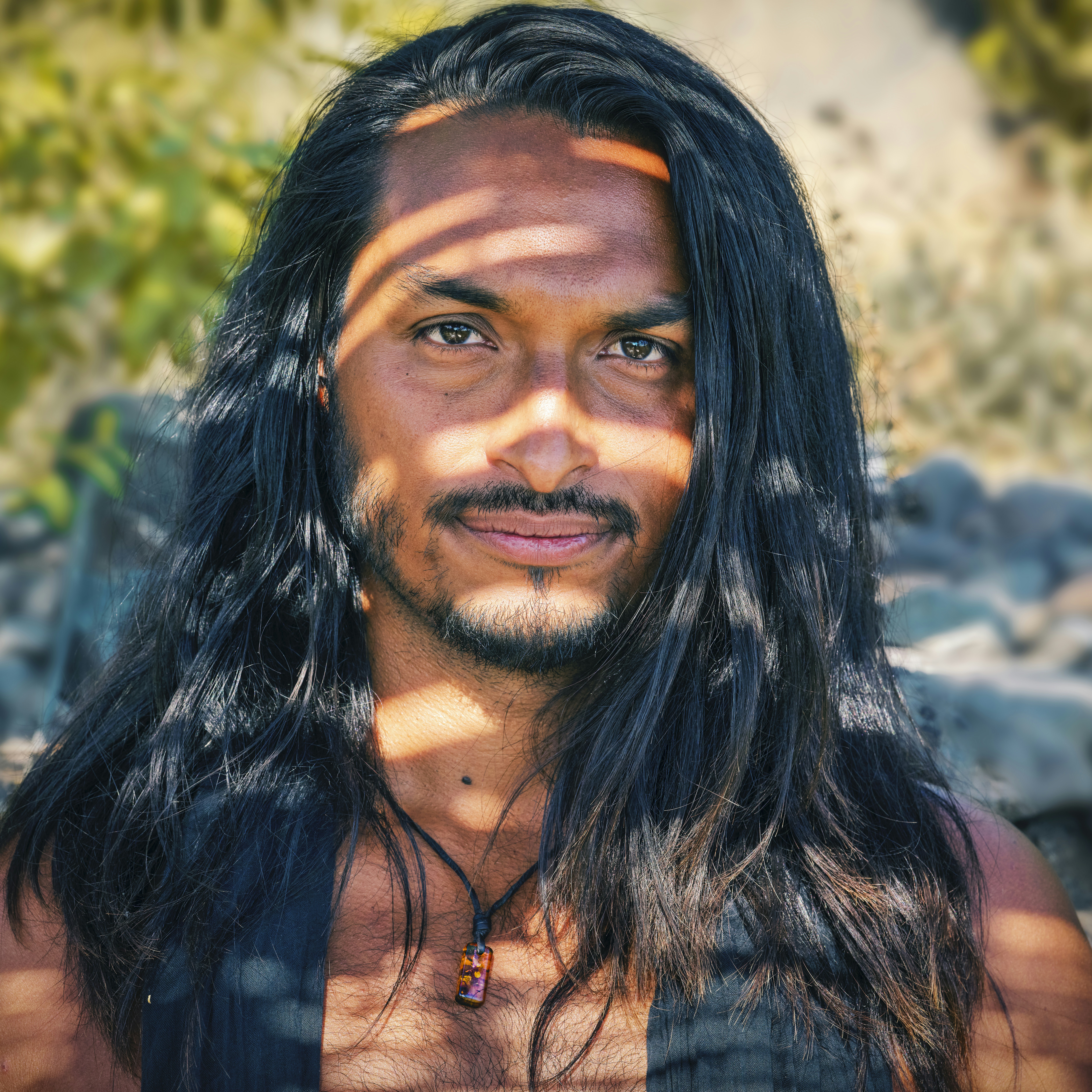 笑顔の黒いタンクトップの女性