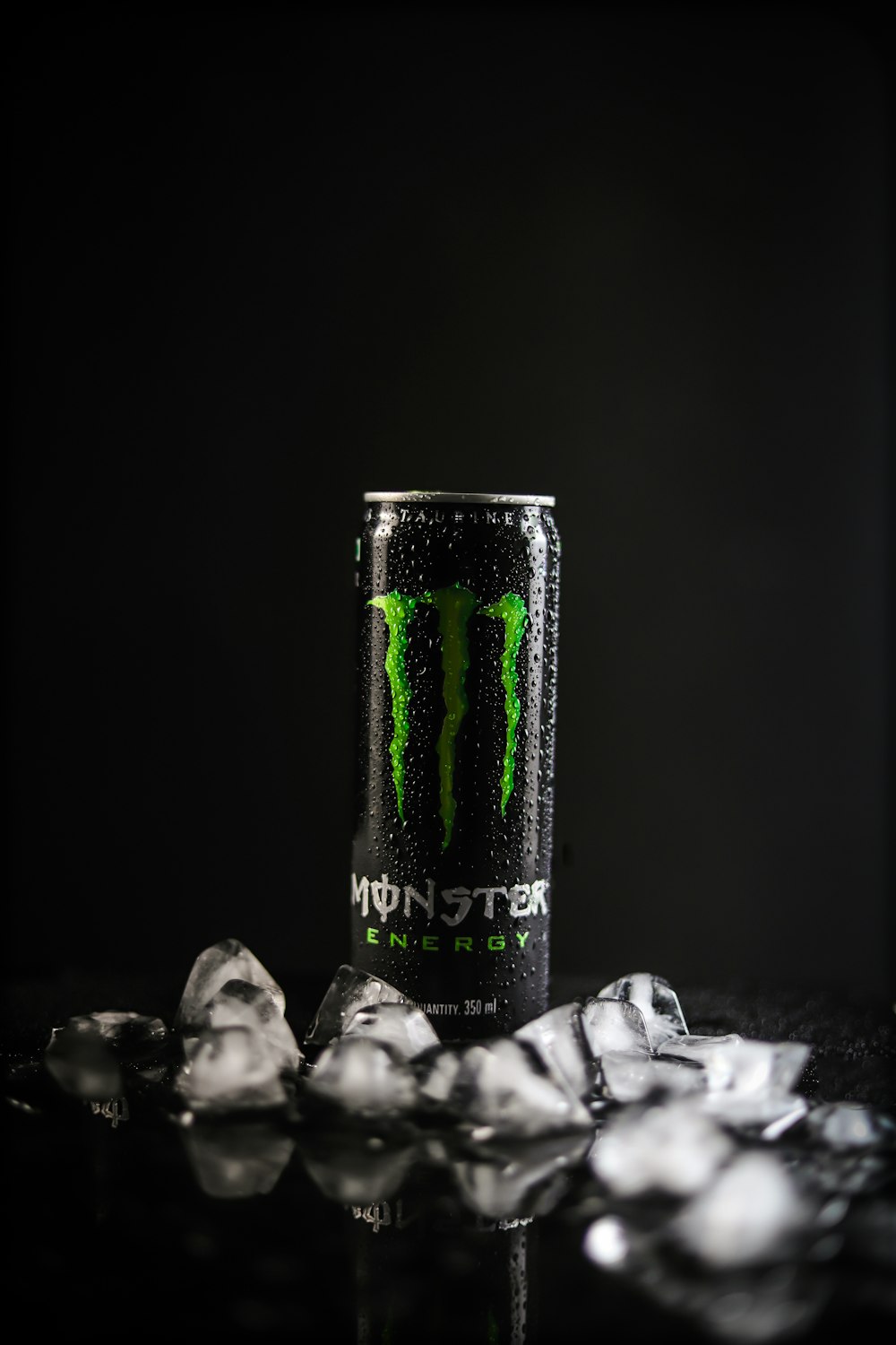 Lata de bebida energética Monster en textil blanco y negro
