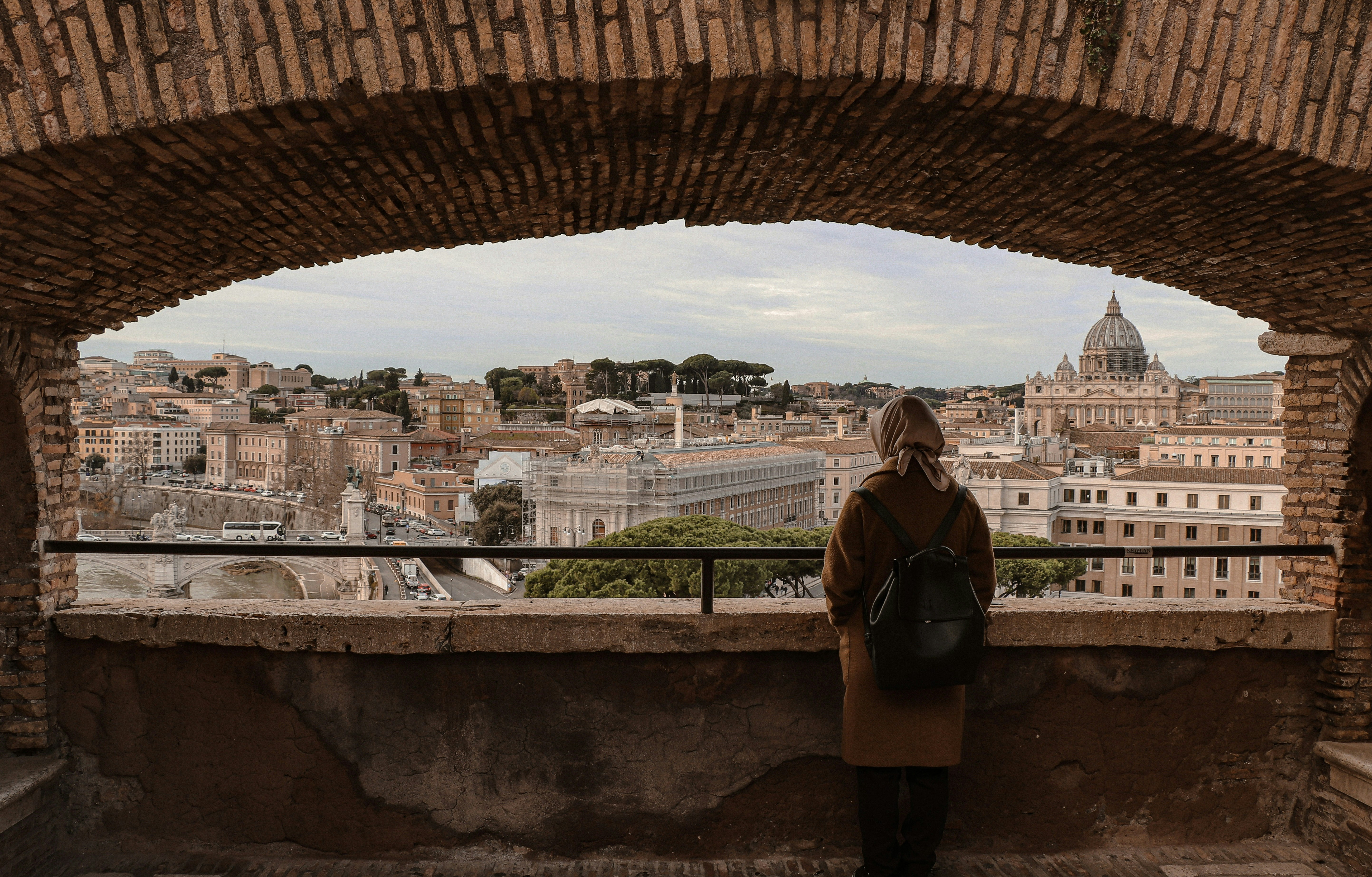 La vue sur les toits de Rome et la coupole de Saint-Pierre depuis une terrasse du château Saint-Ange.
