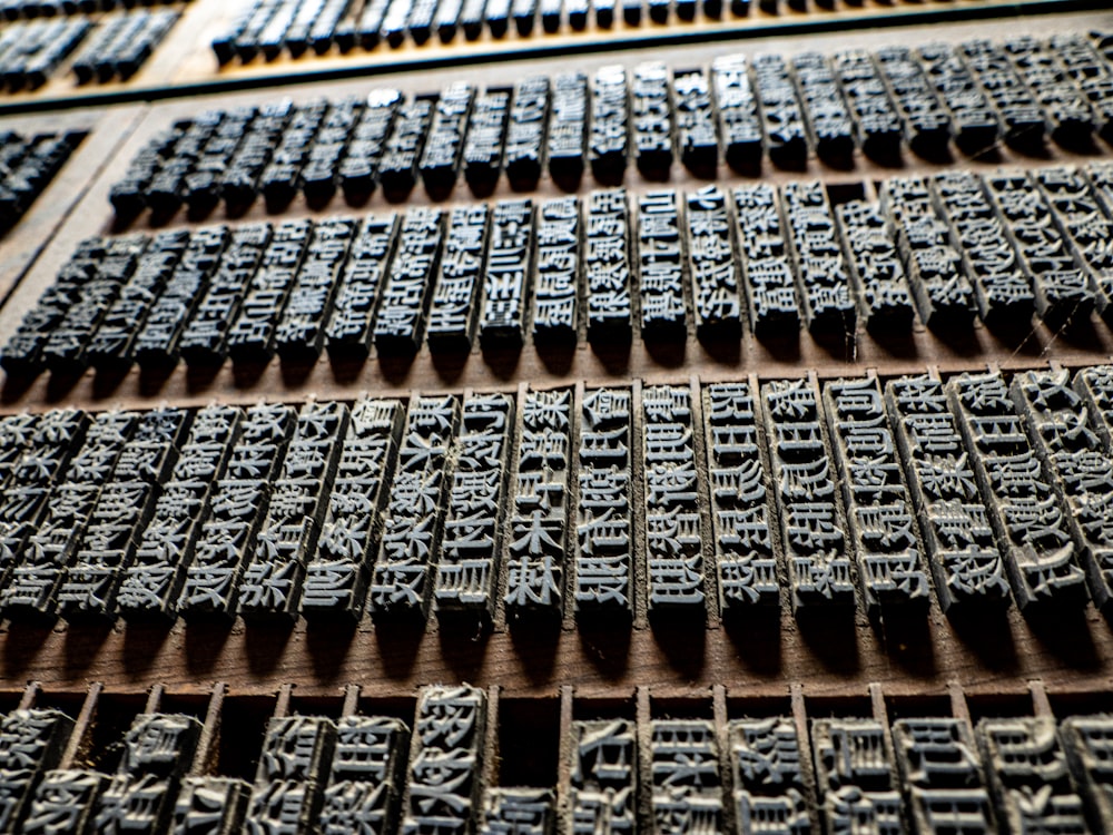 Planche en bois noir et blanc