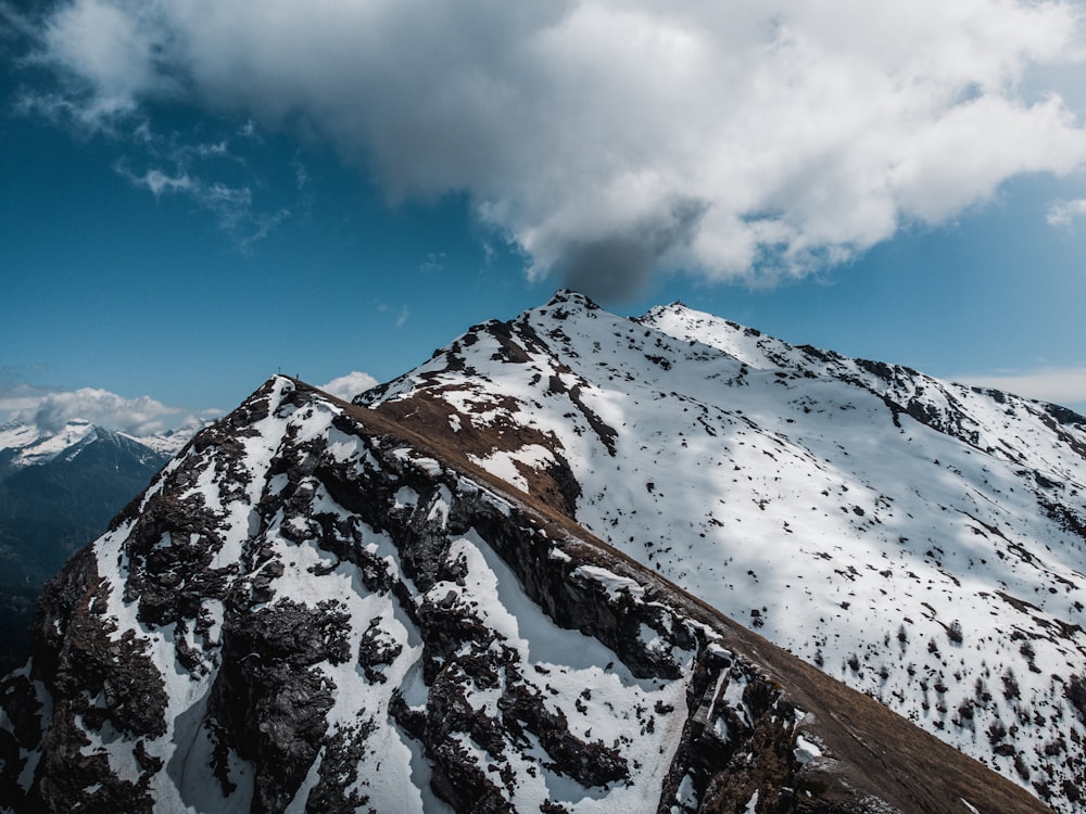 Schneebedeckter Berg unter blauem Himmel tagsüber