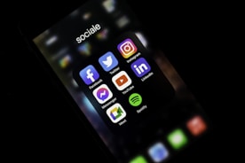 Iphone mostrando iconos de redes sociales