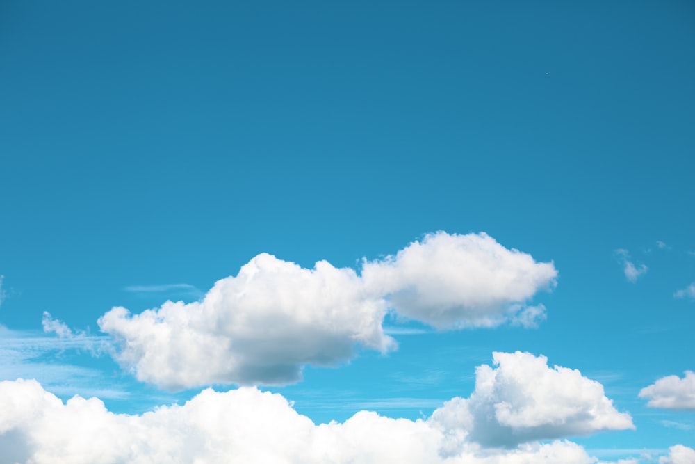 昼間の白い雲と青い空