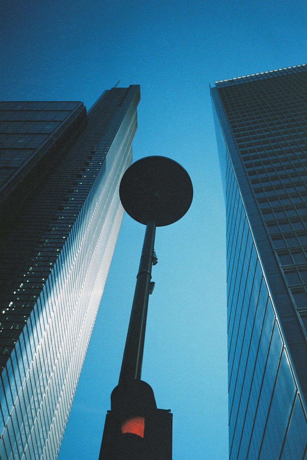 black street light near blue and white building during daytime