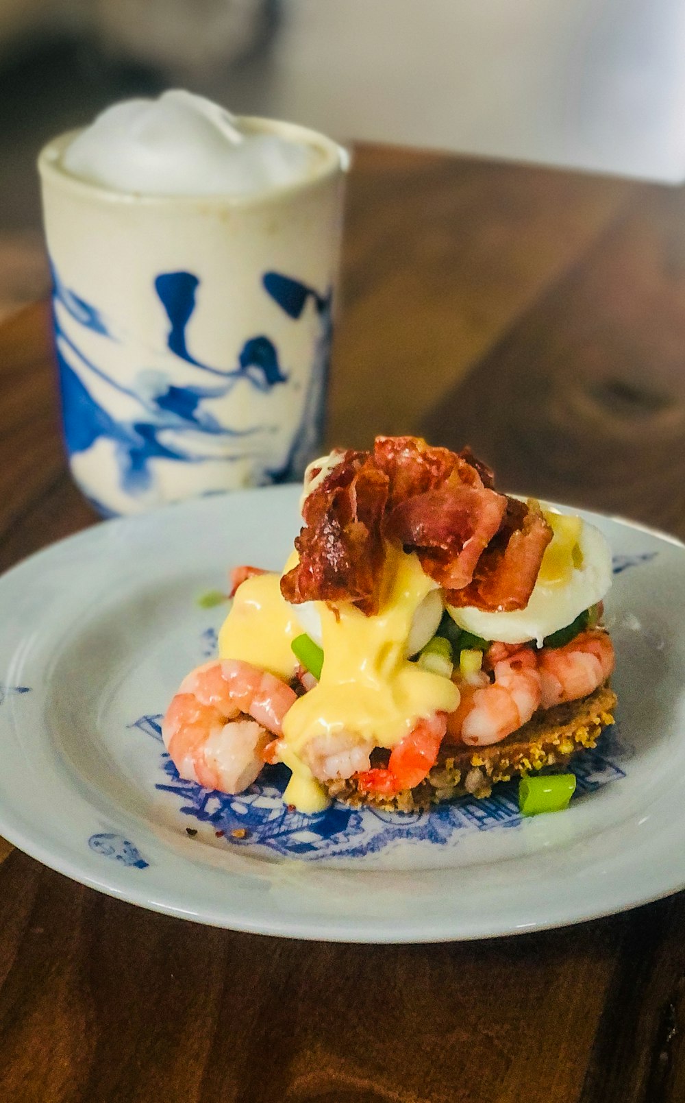 prato de cerâmica branca e azul com arroz e frango frito