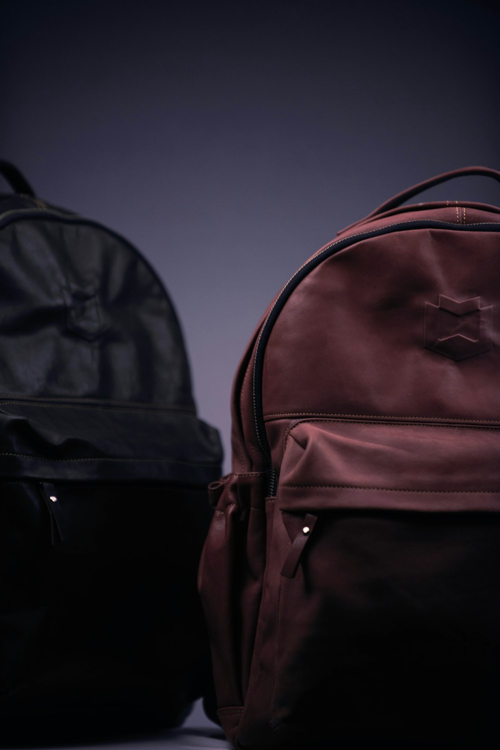 Foto mochila preta e marrom na superfície preta – Imagem de Mochila grátis  no Unsplash