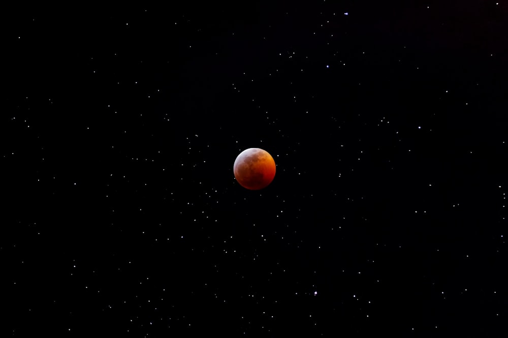 Lune orange dans le ciel