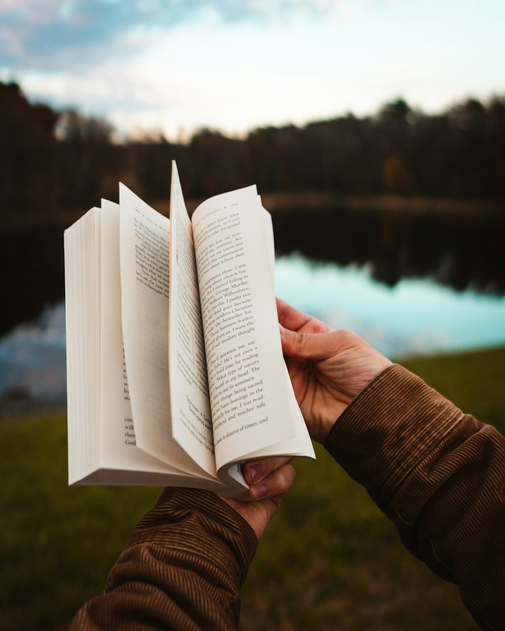 Persona sosteniendo la página del libro blanco