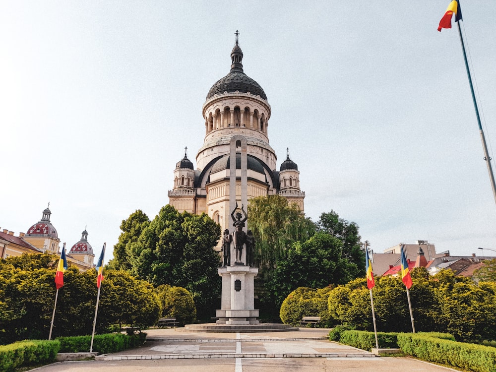 edificio in cemento marrone e grigio