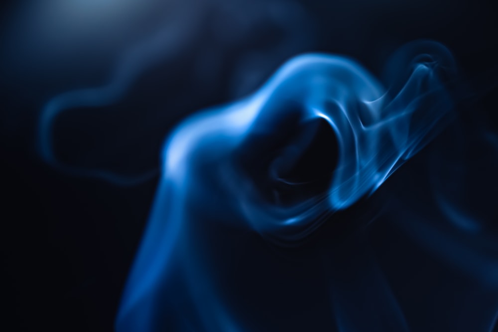 humo azul sobre fondo negro