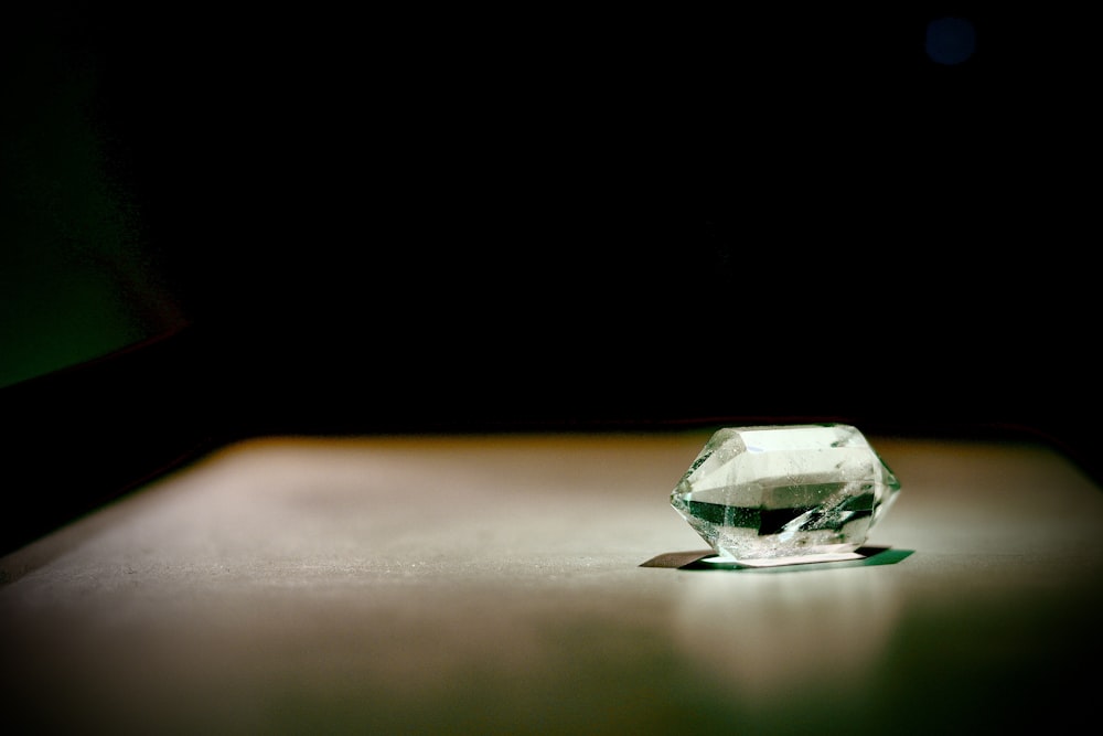 verre clair sur table blanche