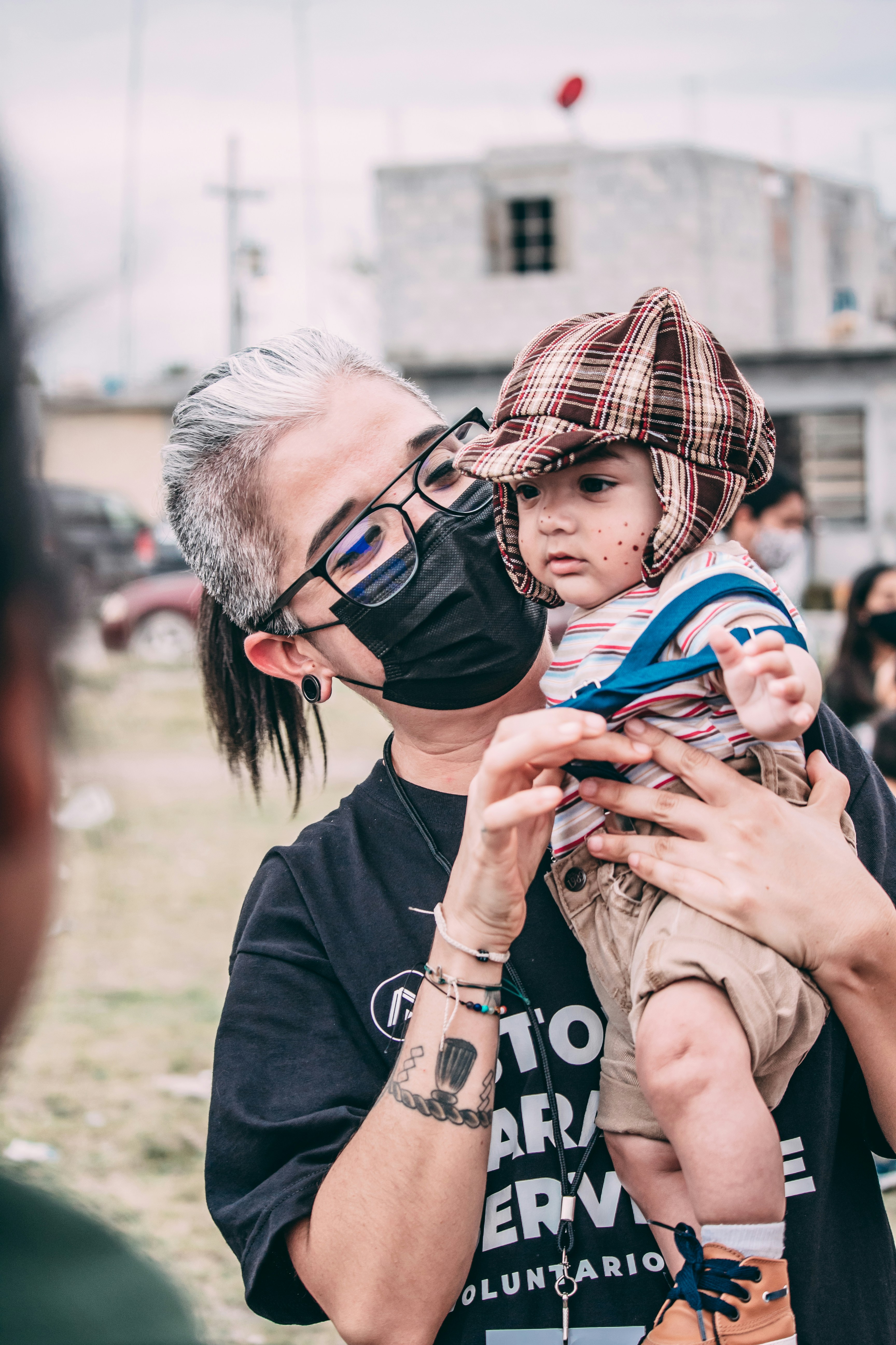 Homme en T-shirt à col rond noir portant des lunettes de soleil à monture noire
