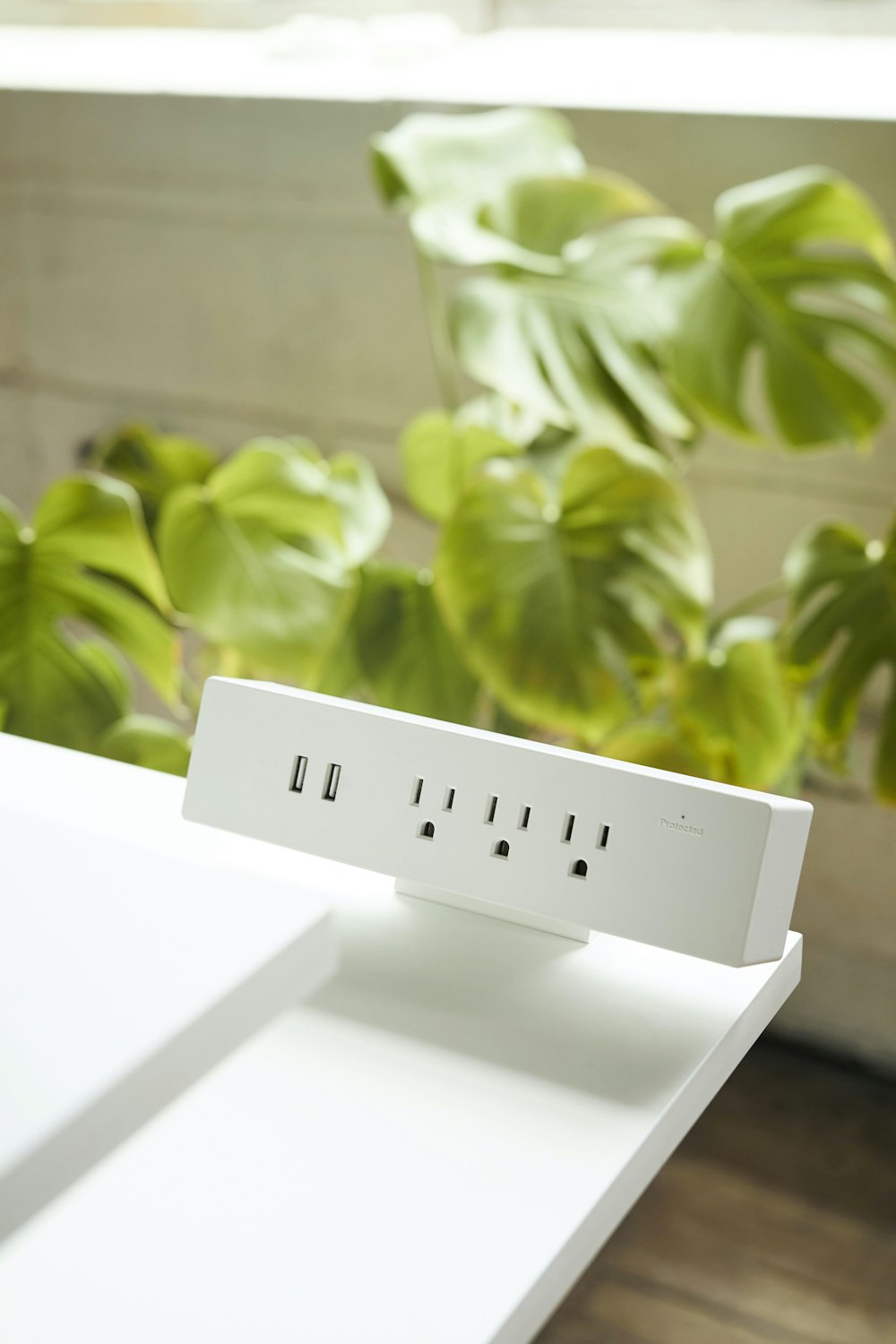caja blanca sobre mesa blanca