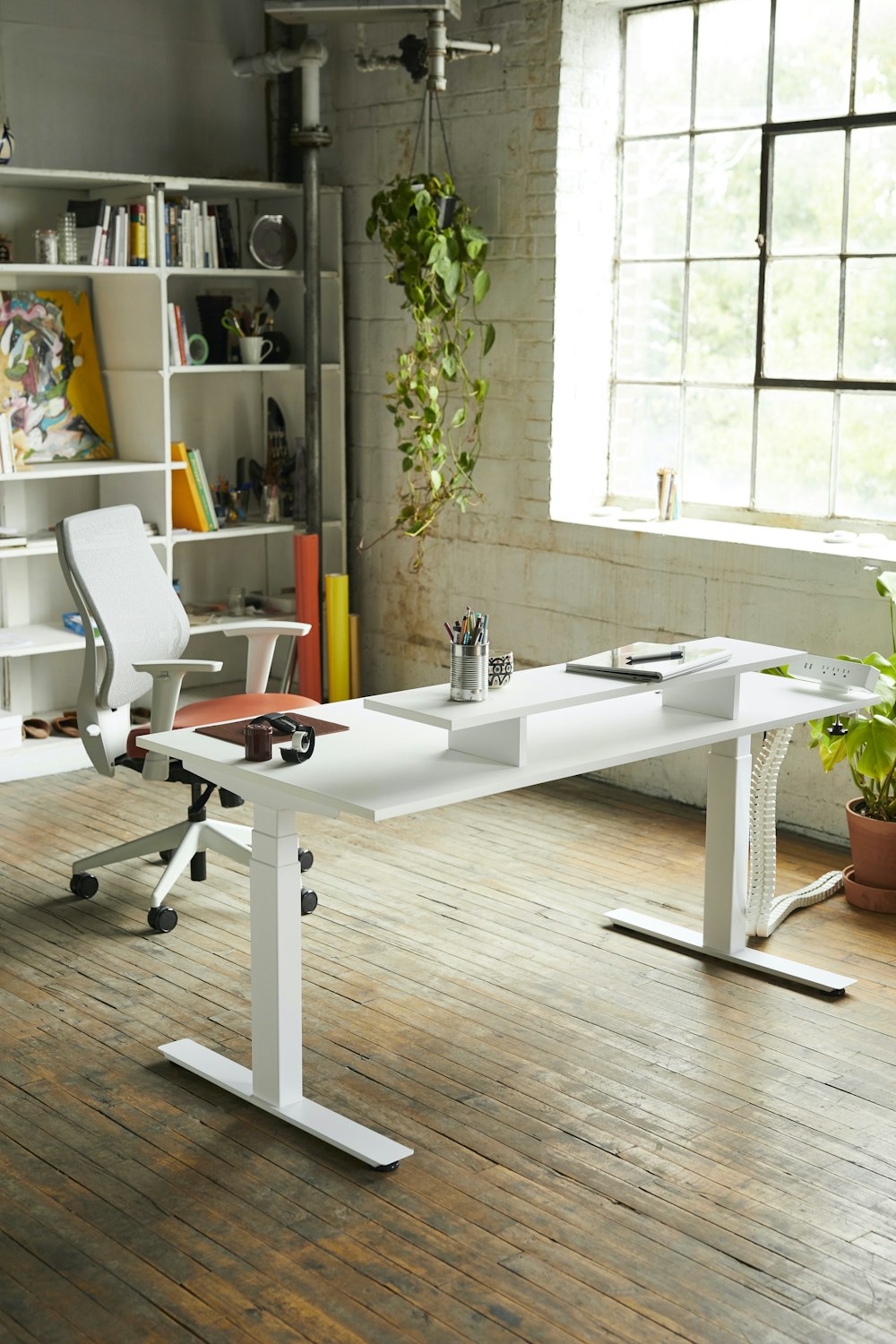 Table en bois blanc avec chaises
