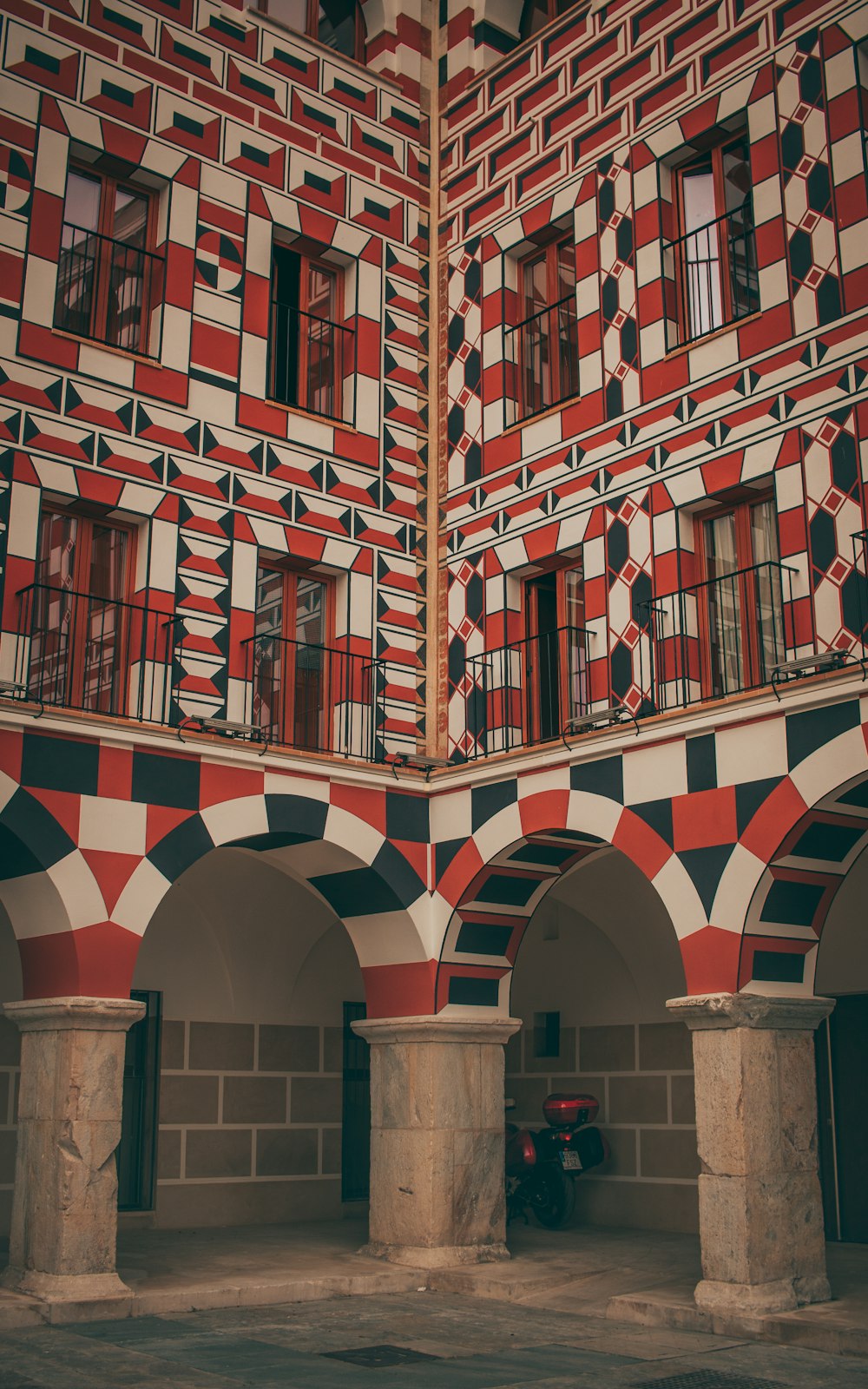 edifício de concreto vermelho e branco