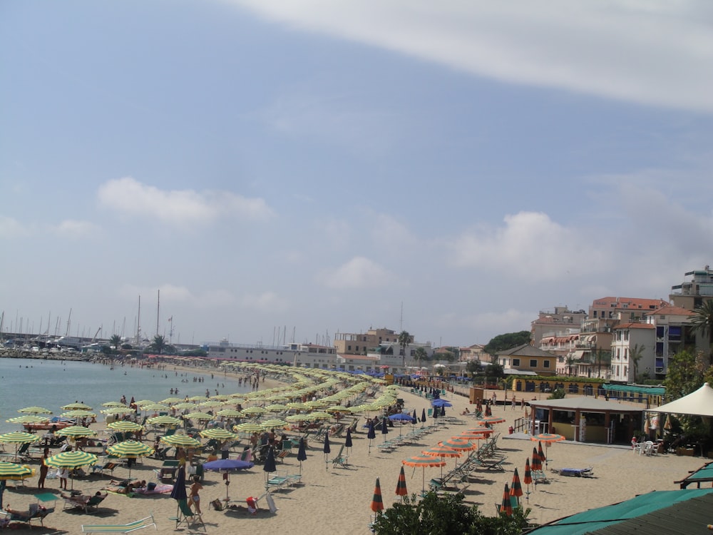 Menschen am Strand tagsüber