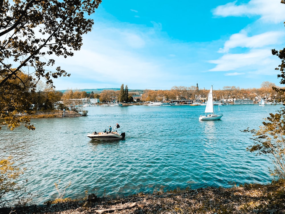 bateau blanc sur plan d’eau pendant la journée