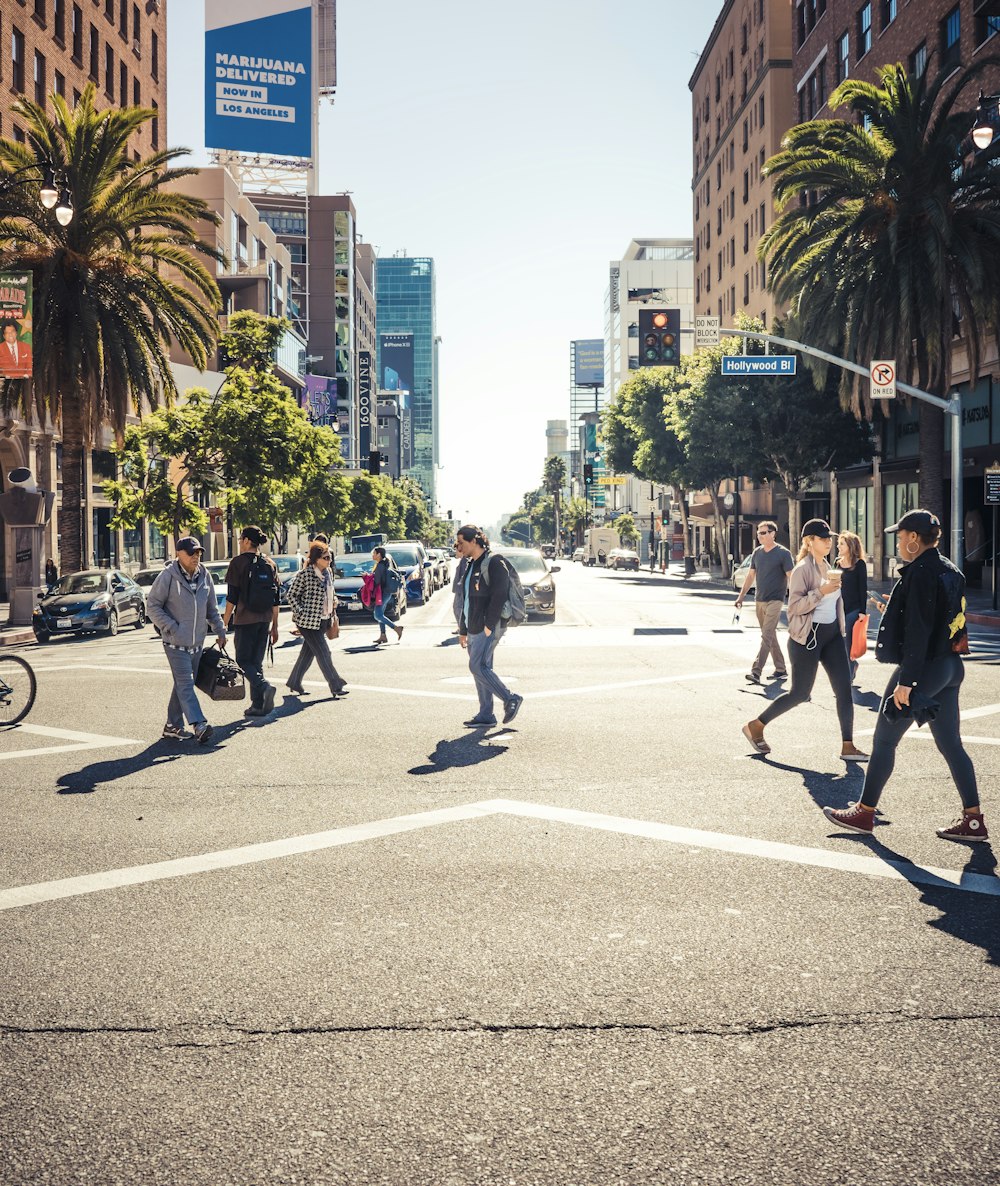 persone che camminano sul marciapiede durante il giorno