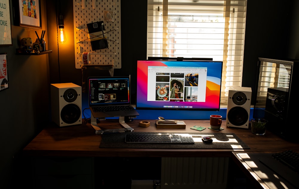 Monitor de computadora de pantalla plana negro sobre escritorio de madera marrón