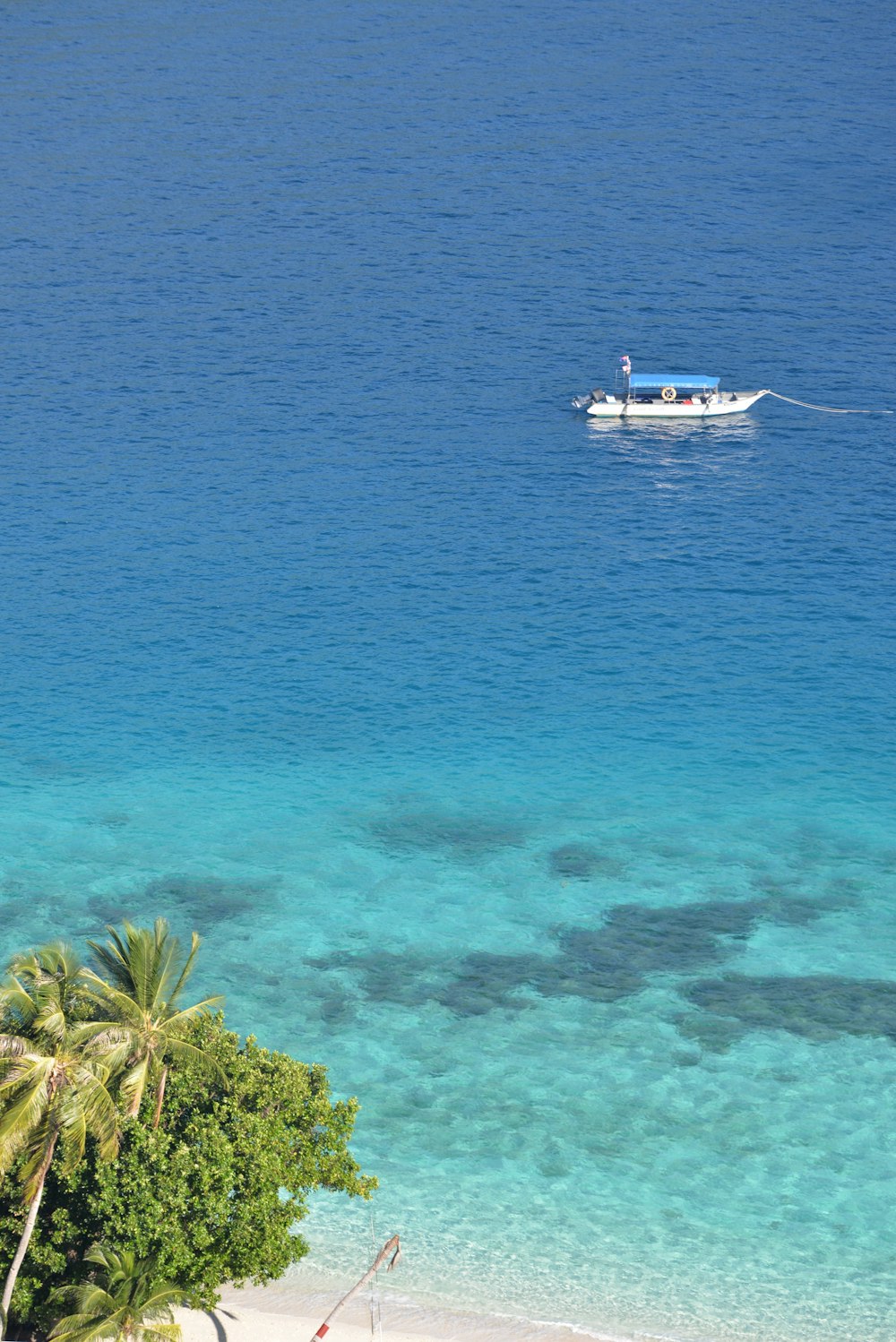 weißes Boot auf blauem Meer tagsüber