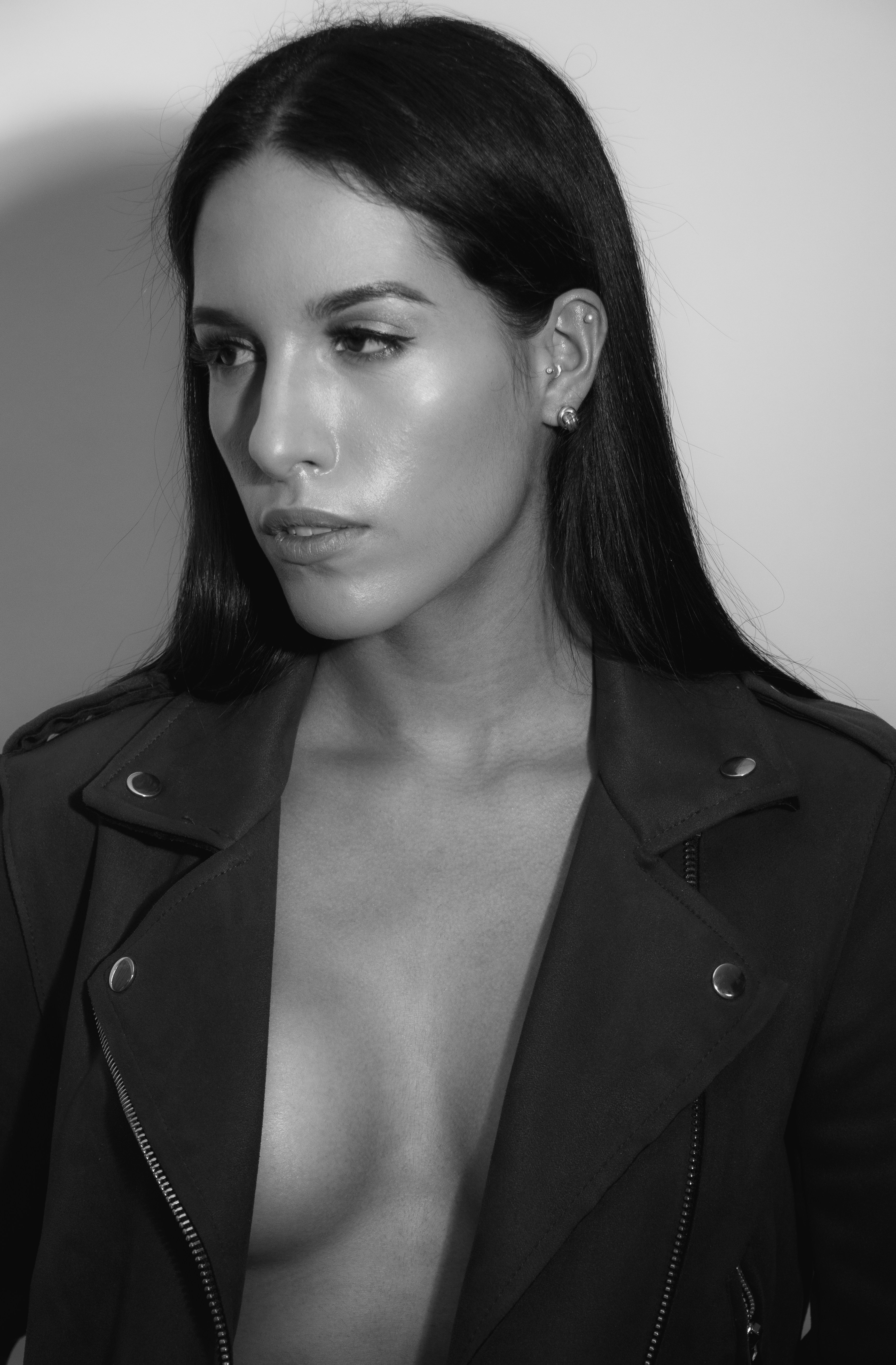 Foto De Hombre Con Chaqueta De Traje Negro Y Pantalon Negro Sentado En Una Silla De Madera Marron Imagen Gratuita Gris En Unsplash