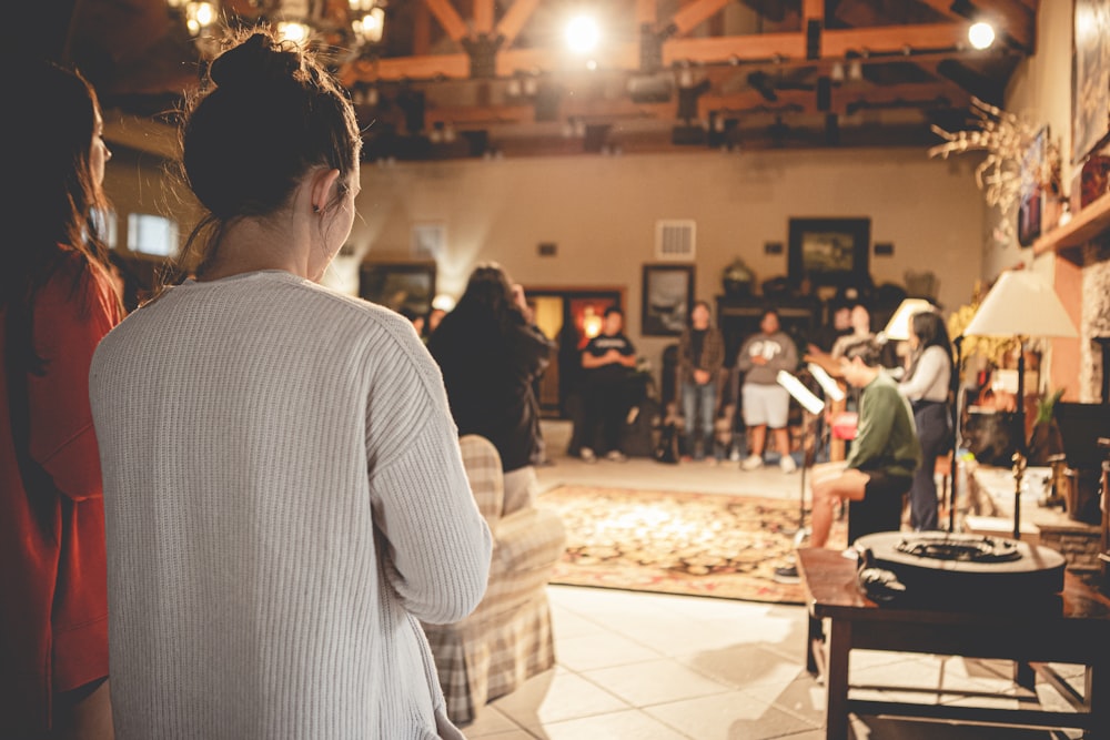 persone che si siedono sulla sedia nel ristorante