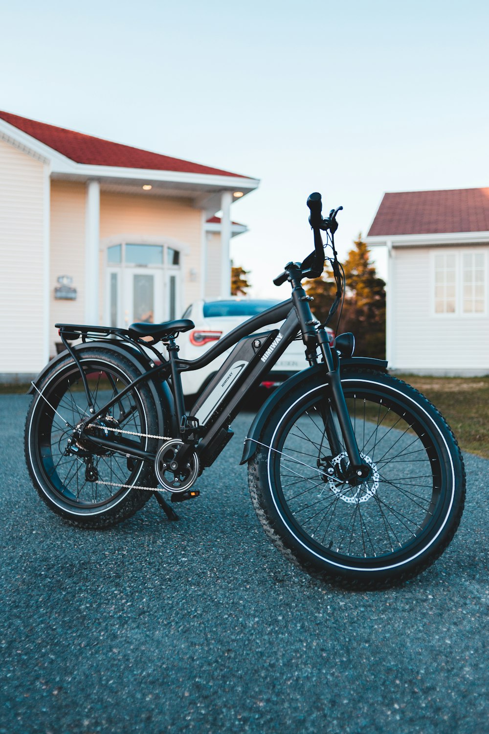 black and gray mountain bike
