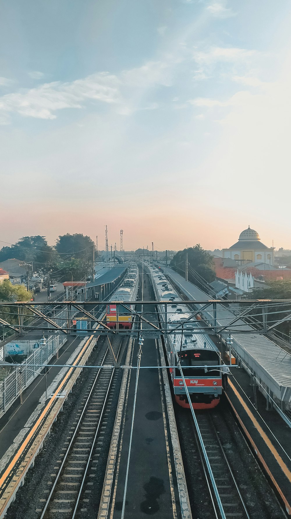 Tren rojo y negro en el riel durante el día