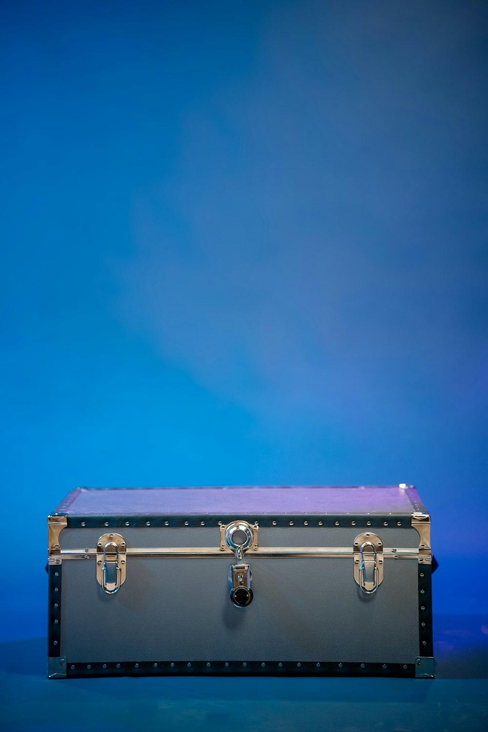valise grise sous ciel bleu