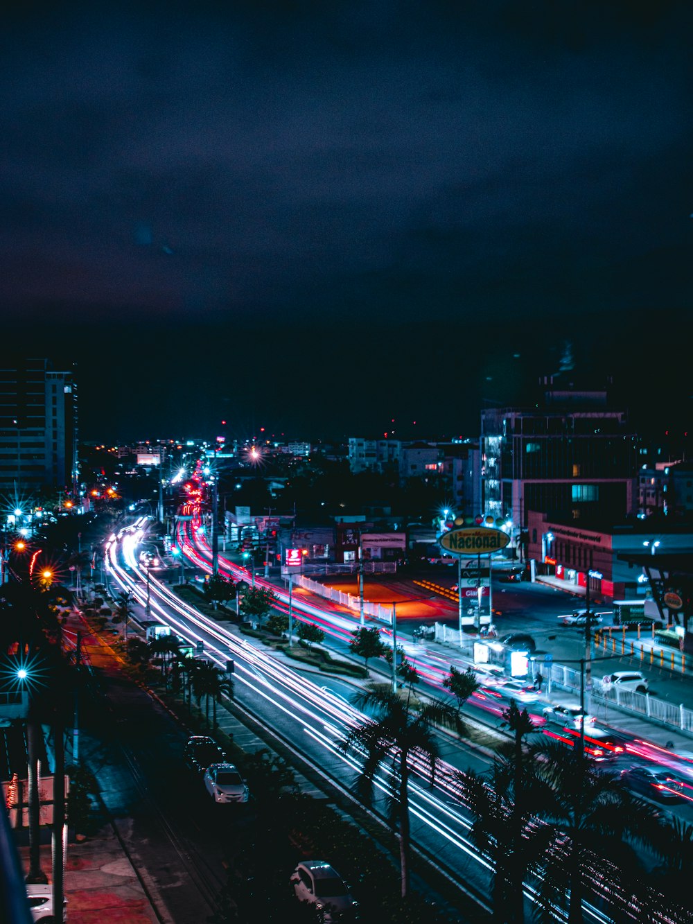 Voitures sur la route pendant la nuit