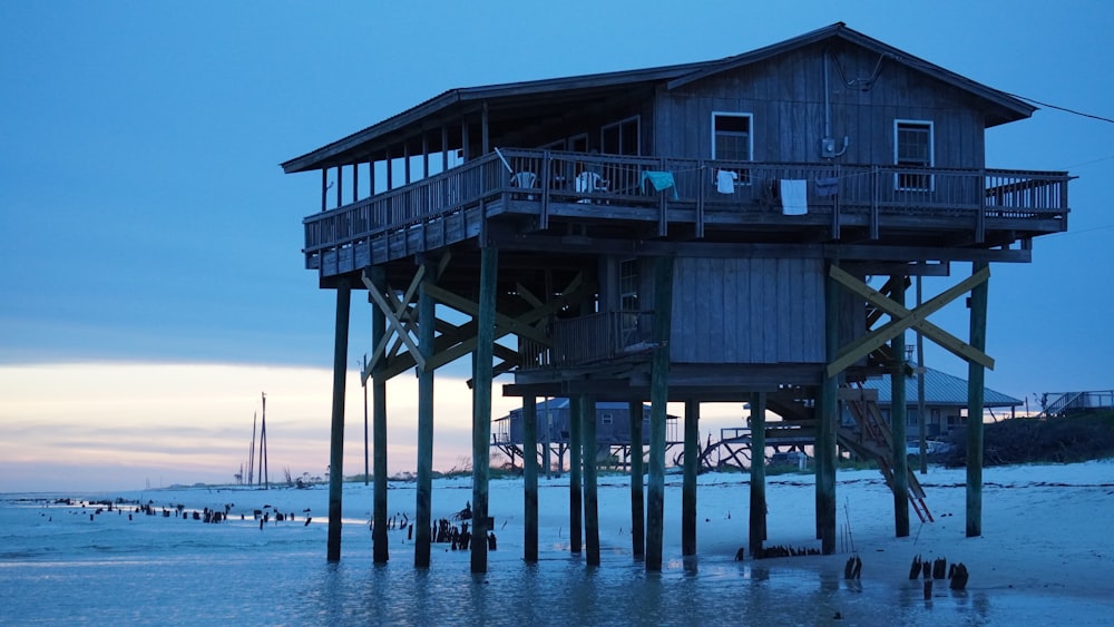 Braunes Holzdock auf See tagsüber