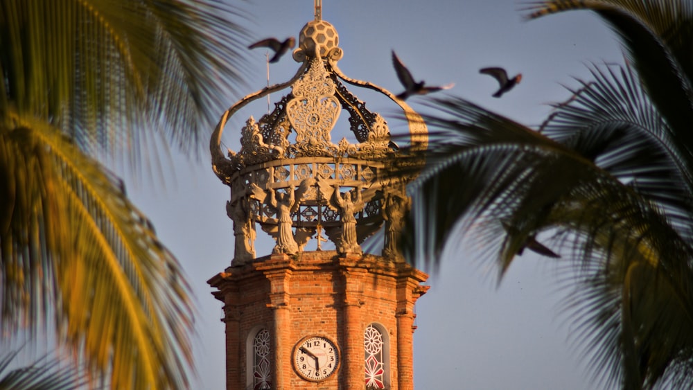 relógio da torre marrom e preto