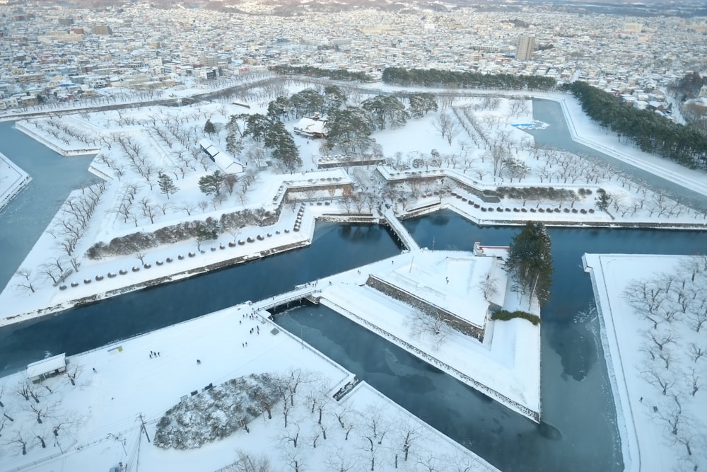 昼間の白い雪原の空撮