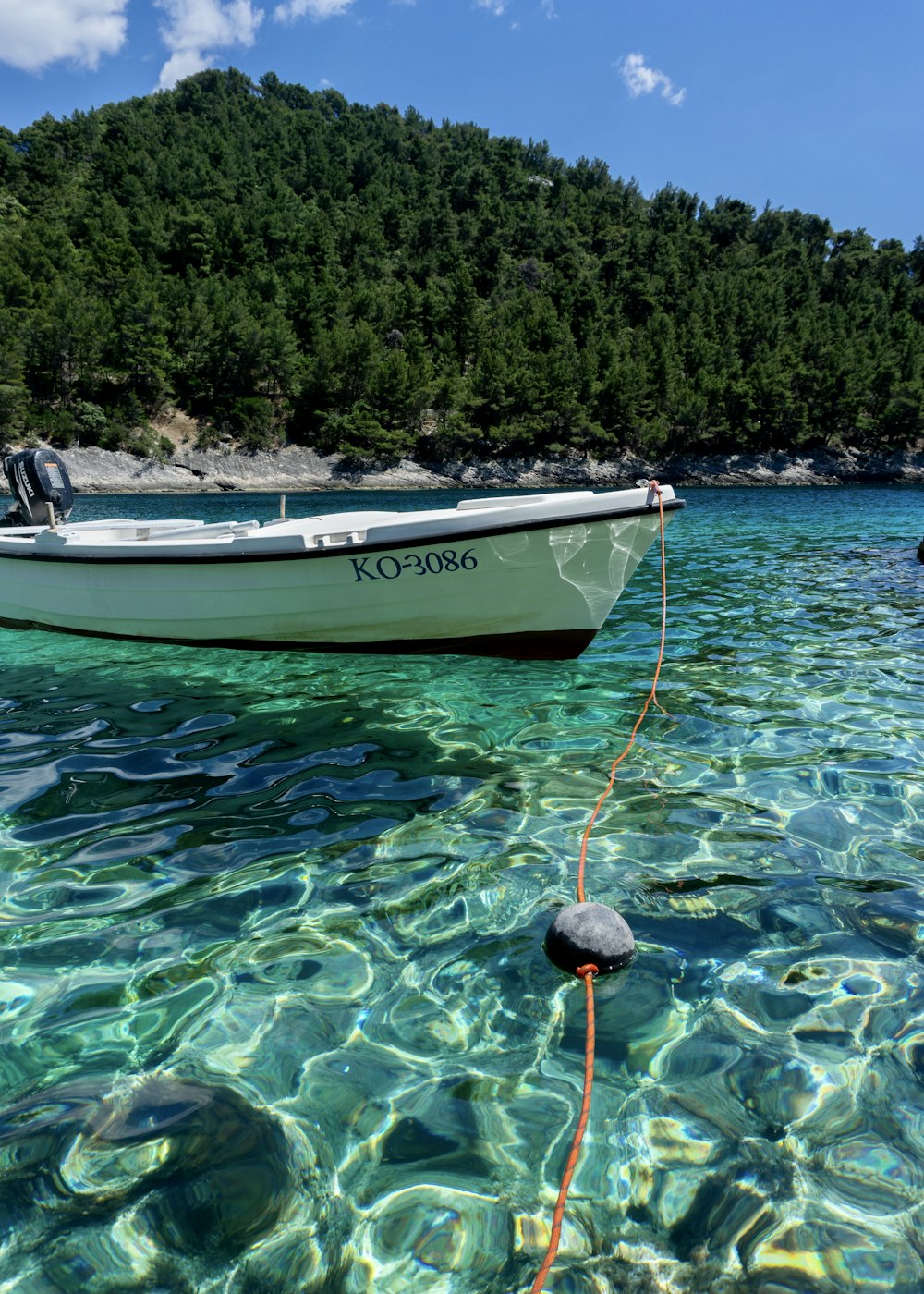 bateau blanc et noir sur plan d’eau pendant la journée