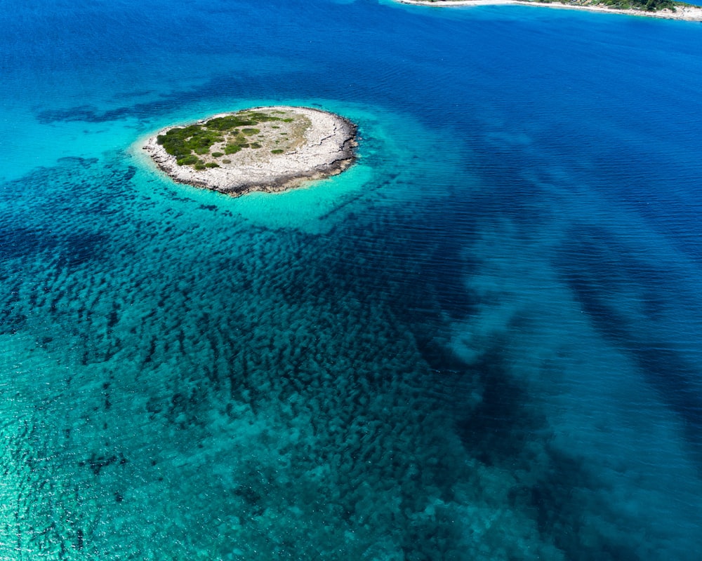 Vue aérienne de l’île verte au milieu de la mer bleue