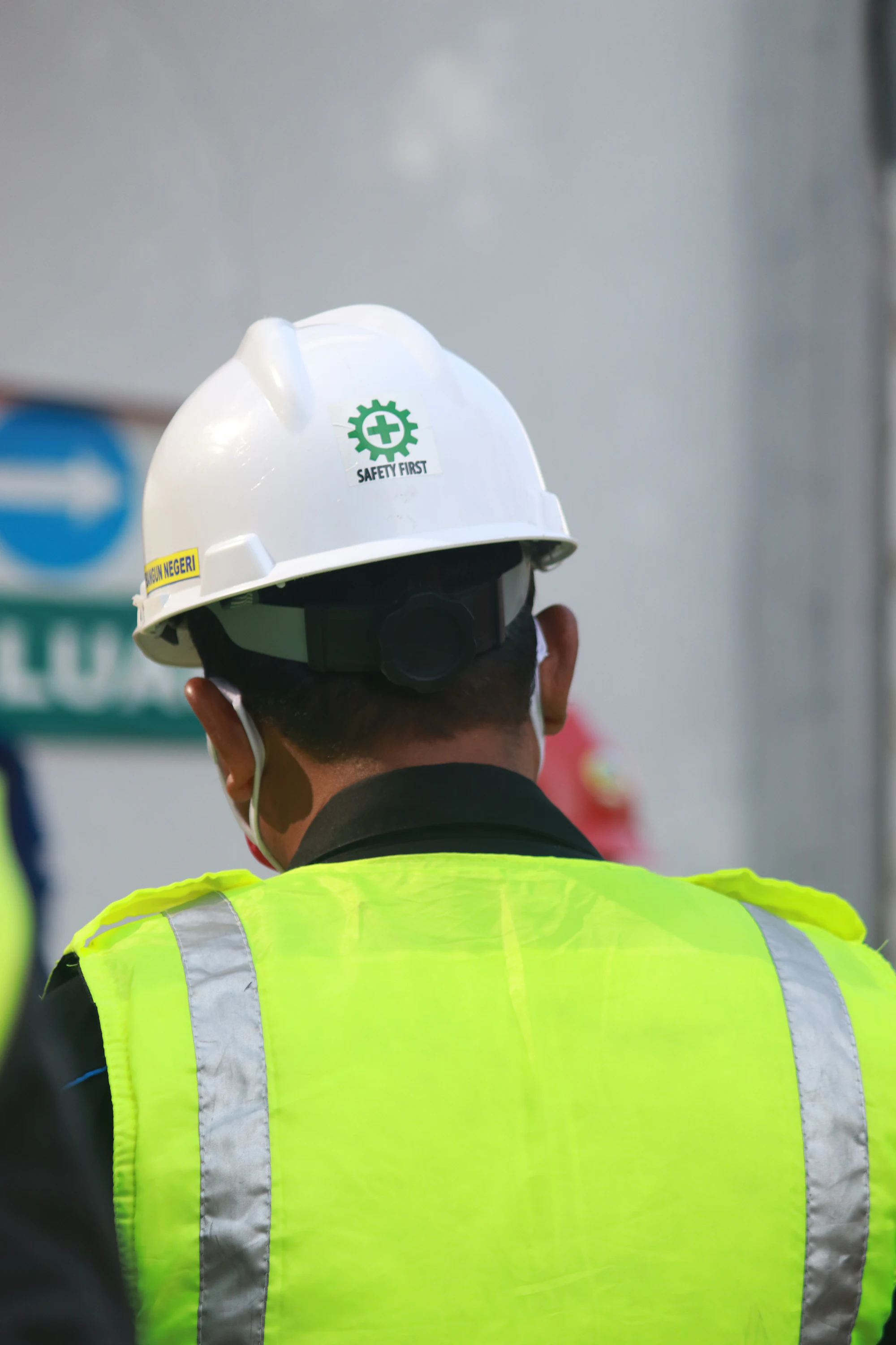 Colaborador de obra com capacete e uniforme de segurança