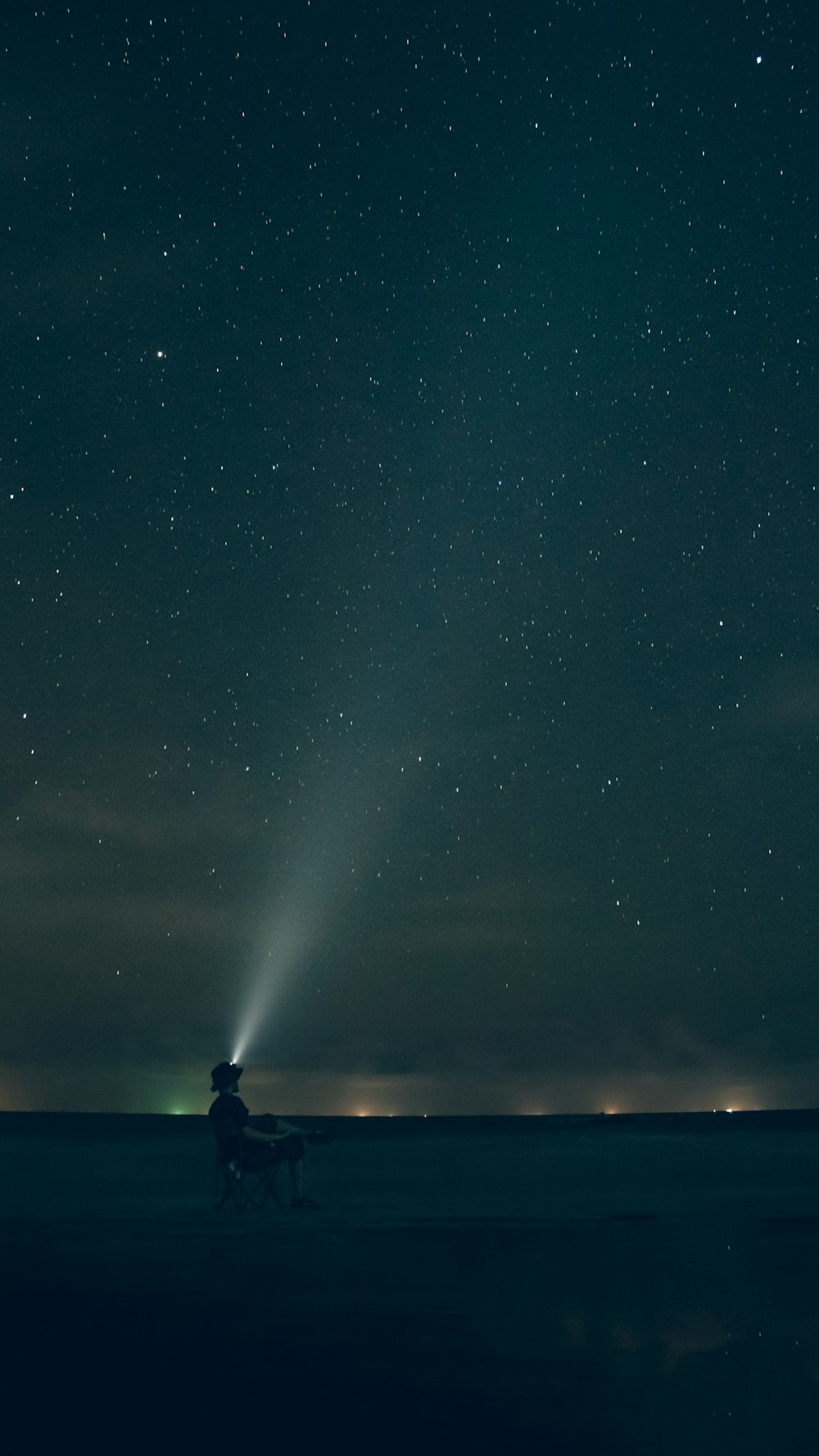 silhouette dell'uomo in piedi sul terreno sotto la notte stellata