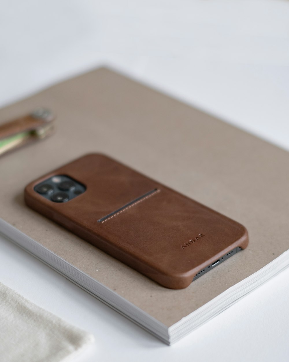 braune Smartphone-Flip-Hülle aus Leder