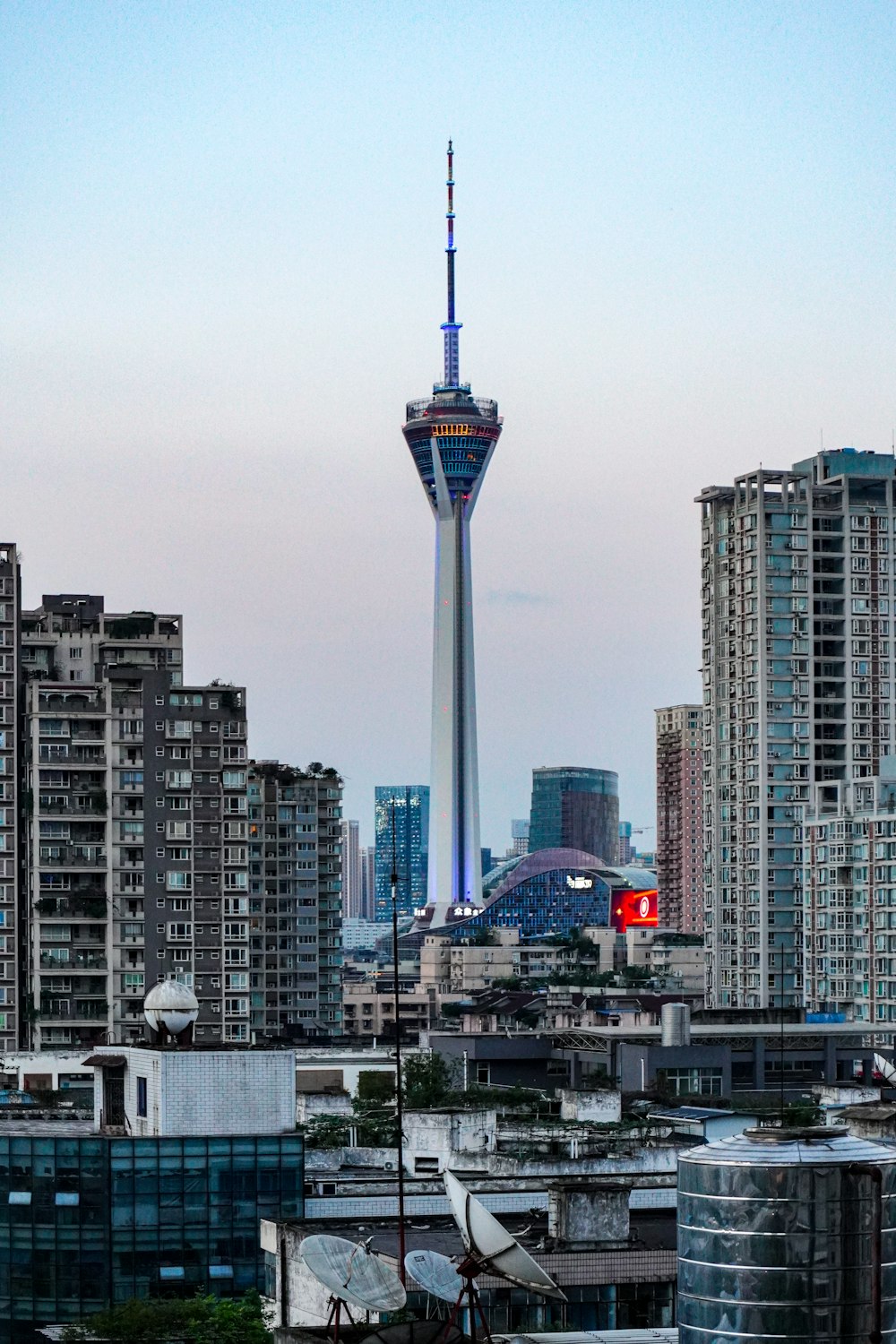 skyline della città sotto il cielo bianco durante il giorno