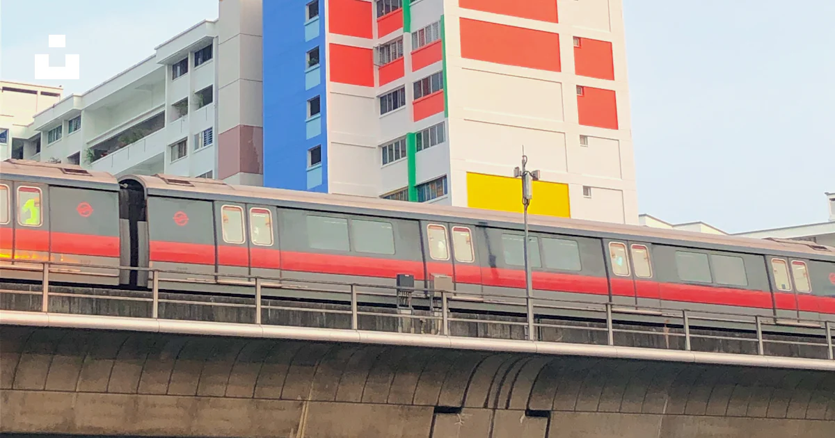 白とピンクのコンクリートの建物の写真 – Unsplashの列車の無料画像