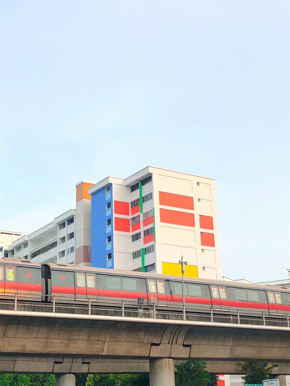 Edificio de hormigón blanco y rosa