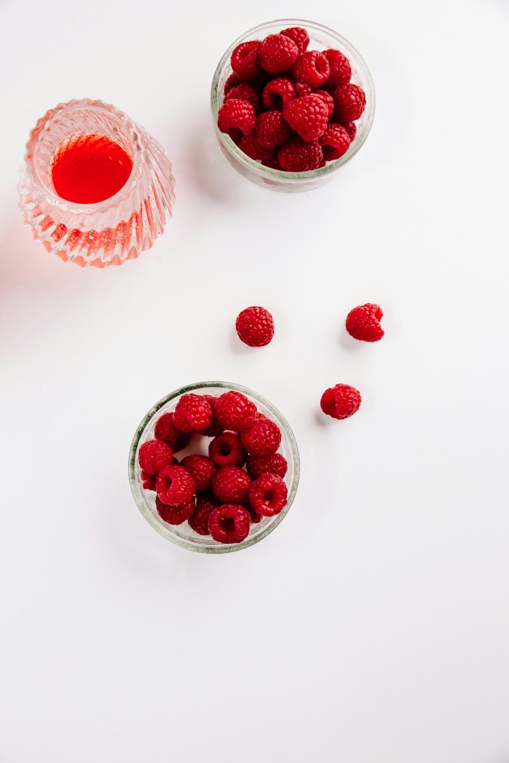 fragole rosse in ciotola di vetro trasparente