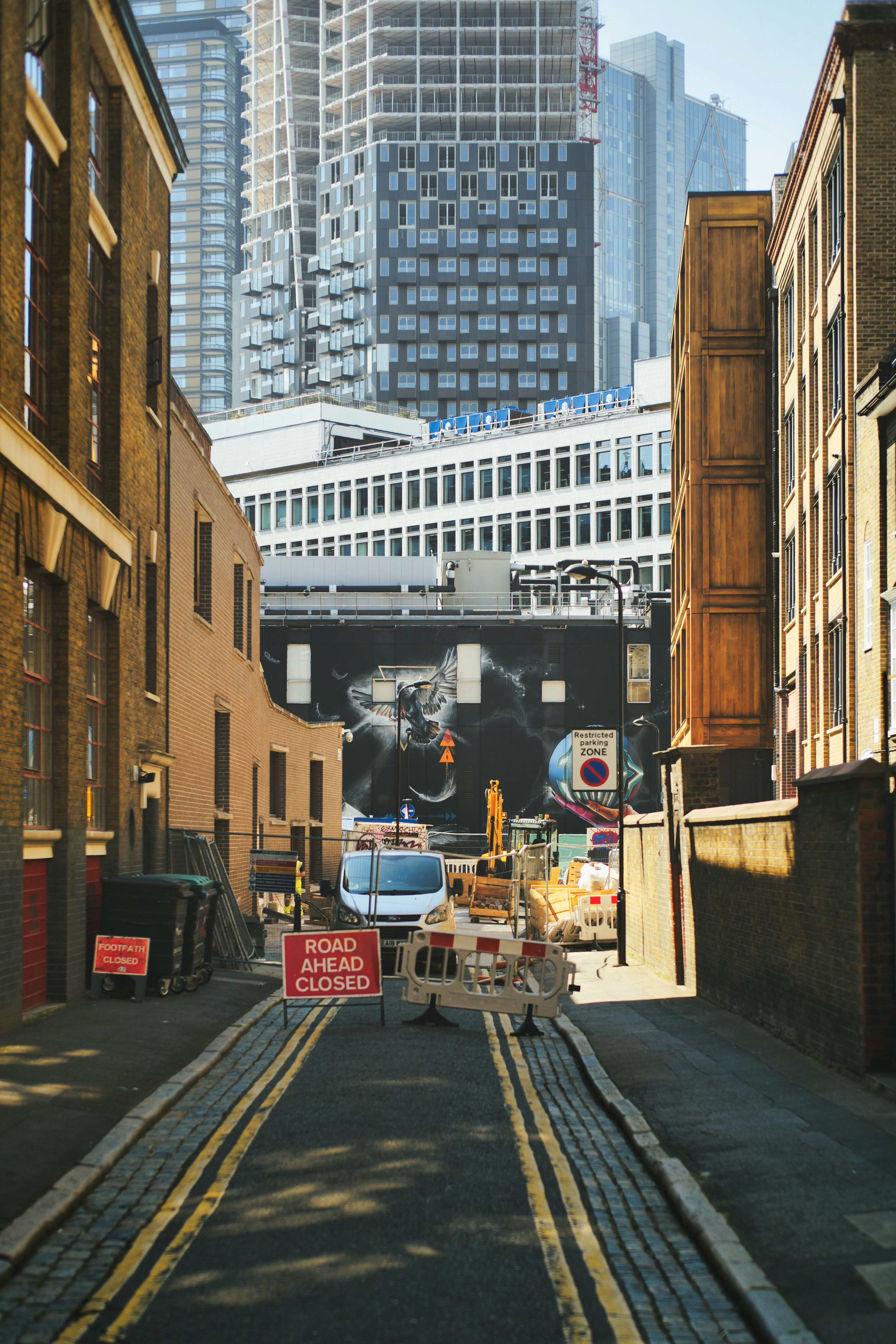 autos estacionados al costado de la carretera durante el día