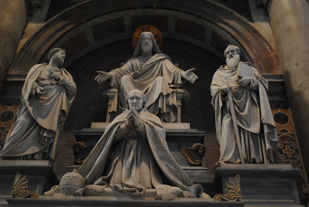 Hombre en túnica blanca estatua