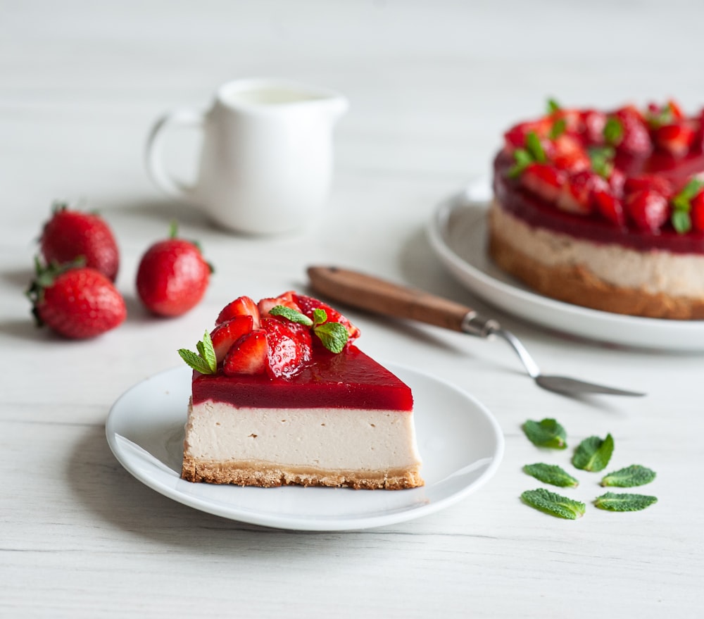 Tarta de fresa en plato de cerámica blanca