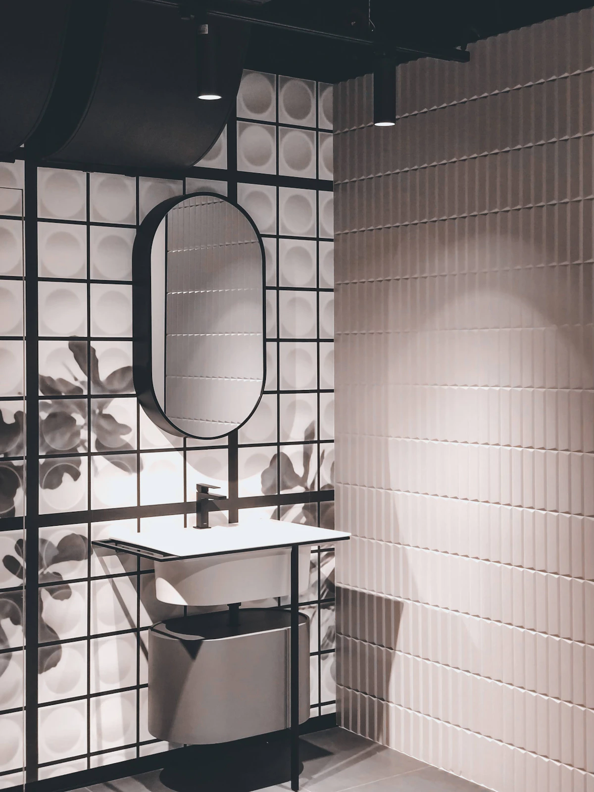 Espace salle de bain contemporain, miroir ovale et faïence texturée